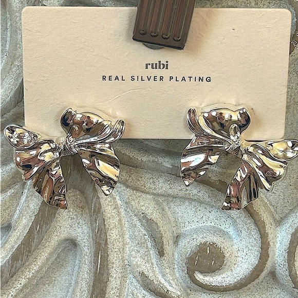 Silver plated romantic coquette sweetheart bow earrings. NWT new in packaging - Picture 2 of 3